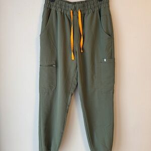 EUC Figs Women’s Olive Green Uman Relaxed Jogger Scrub Pants size S